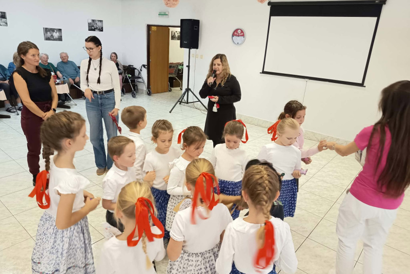 Aktuality - úvod / Mesiac úcty k starším - foto Aktuality - úvod / Mesiac úcty k starším - foto